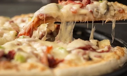 Yediği pizza canından etti!