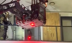 Sinir krizi geçiren kadın ortalığı birbirine kattı!