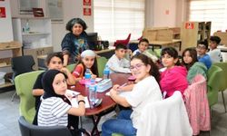 Çocuklar Hayallerini Kağıda Döküyor