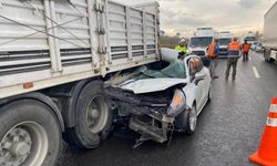 Bursa’da otomobil TIR’ın altına girdi!