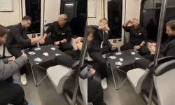 Metroda masa kurup oyun oynadılar!