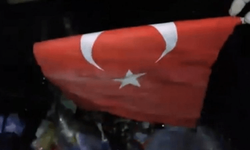 Çöpte bulunan Türk bayrağı yürek burktu