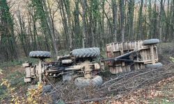 Kontrolden çıkan traktör devrildi