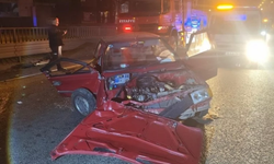 Bursa'da otomobil bariyerlere çarptı