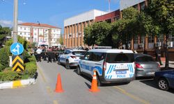 Duruşmadan çıkıp eşini bıçakladı!