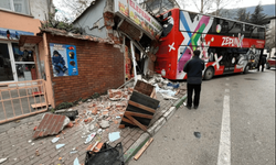 Bursa'da iki katlı otobüs manava girdi!