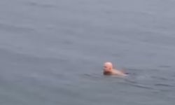 Dondurucu soğukta denize girdi!