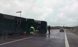 Bursa'da otobanda TIR devrildi