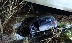 Bursa’da otomobil dereye uçtu