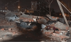 Fırtınada duvar, araçların üstüne çöktü!