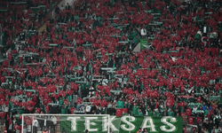 Tribünler kırmızı beyaza büründü