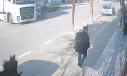 Motokurye anayola çıkan TIR'a çarptı