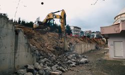 Çöken istinat duvarı yenileniyor