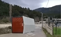 Bursa'da çatı ve prefabrik evler uçtu!