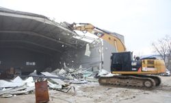 Bursa’da iki kaçak iş yeri yıkıldı