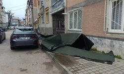 Bursa'da şiddetli lodos tehlike saçtı!