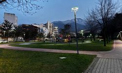 Parkta sırtından bıçaklandı!