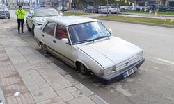 Kaldırıma çarpıp kaçan sürücü yakalandı