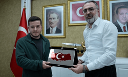 Başkan Erol'dan o kuryeye ödül