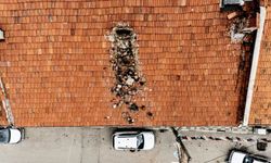 Çürüyen baca yola yıkıldı!