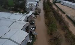 Bursa'da taşan dere yolları kapattı