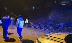 Otomobil çöken duvarın altında kaldı