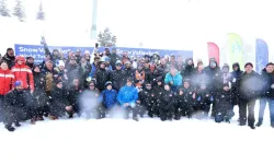 Uludağ'da nefes kesen kar voleybolu şöleni