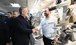 Burkay, çarşı esnafıyla buluştu