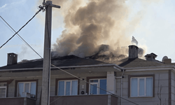 Apartmanın çatısı alev alev yandı