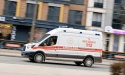 Şişedeki asidi su sanıp içti!