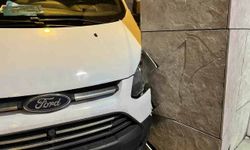 Bursa’da el freni boşalan minibüs duvara çarptı