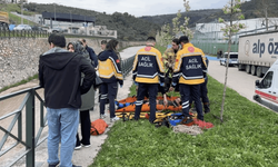 Kaçan top yüzünden dereye düştü!