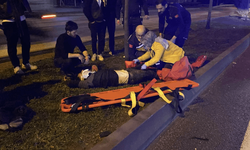 Düşürdüğü telefonu alırken araba çarptı!