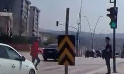 Kırmızı ışıkta yola fırladı!