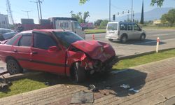 KAVŞAKTA 4 ARAÇ BİRBİRİNE GİRDİ : 1 ÖLÜ 4 YARALI