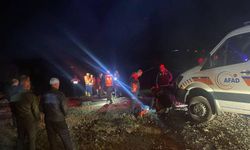 Baraj kapakları açıldı, 4 kişi mahsur kaldı