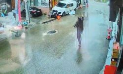 BURSA’DA DEHŞET ANLARI! YAYALARIN ARASINA DALDI