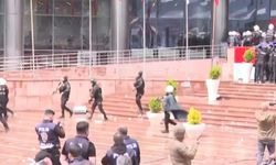 CHP’DE OLAĞANÜSTÜ GORÜNTÜLER! PARTİYE POLİS OPERASYONU