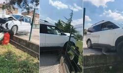 BURSA’DA OTOMOBİL OKUL DUVARINA ÇARPTI