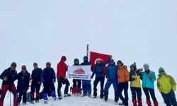 Uludağ'da 2 metre karda Türk bayrağı dalgalandı