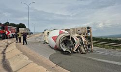 BURSA'DA BETON MİKSERİ YAN YATTI