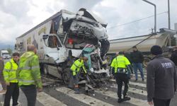 FECİ KAZADA TIR, TANKERE ÇARPTI!