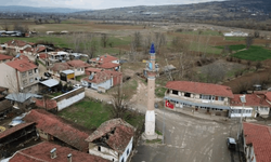 ORTADA CAMİ YOK, MİNARE VAR!