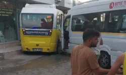 Bursa'da servis aracıyla yolcu minibüsü çarpıştı!