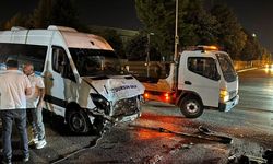 BURSA'DA SERVİS ARACI REFÜJE ÇIKTI! 1 YARALI