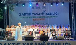 Hayır pazarına müzikle renk kattılar