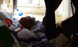 YAŞADIĞI 'ÇÖP EV'DE MAHSUR KALDI!