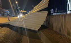 BURSA'DA KUVVETLİ RÜZGAR ÇATIYI UÇURDU!