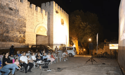 Tarihi surlarda sinema keyfi