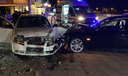 OTOMOBİLLER KAFA KAFAYA ÇARPIŞTI!